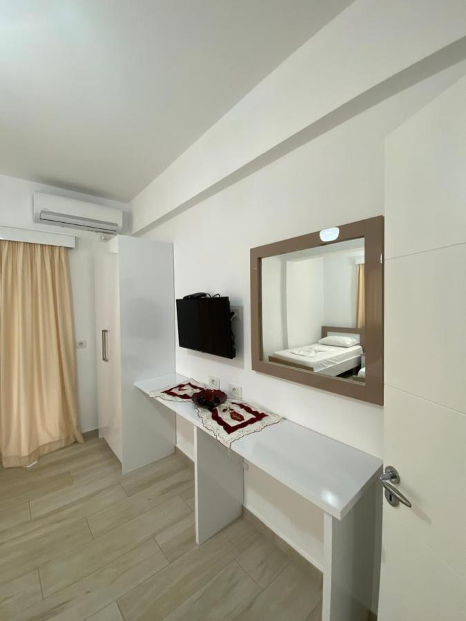 Hotel Andrea Sarandë エクステリア 写真