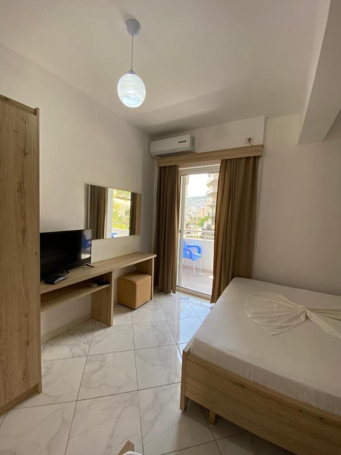 Hotel Andrea Sarandë エクステリア 写真