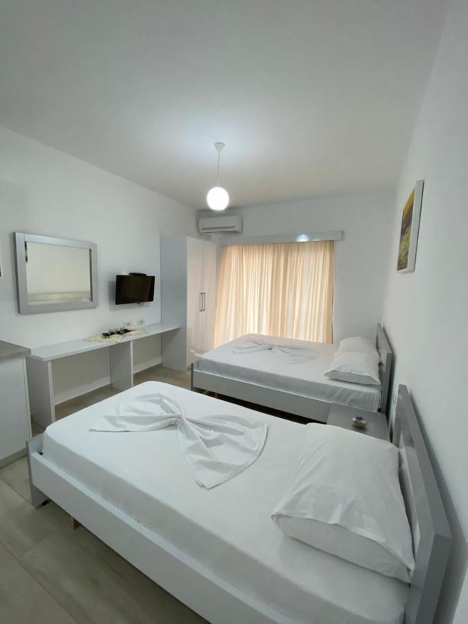 Hotel Andrea Sarandë エクステリア 写真