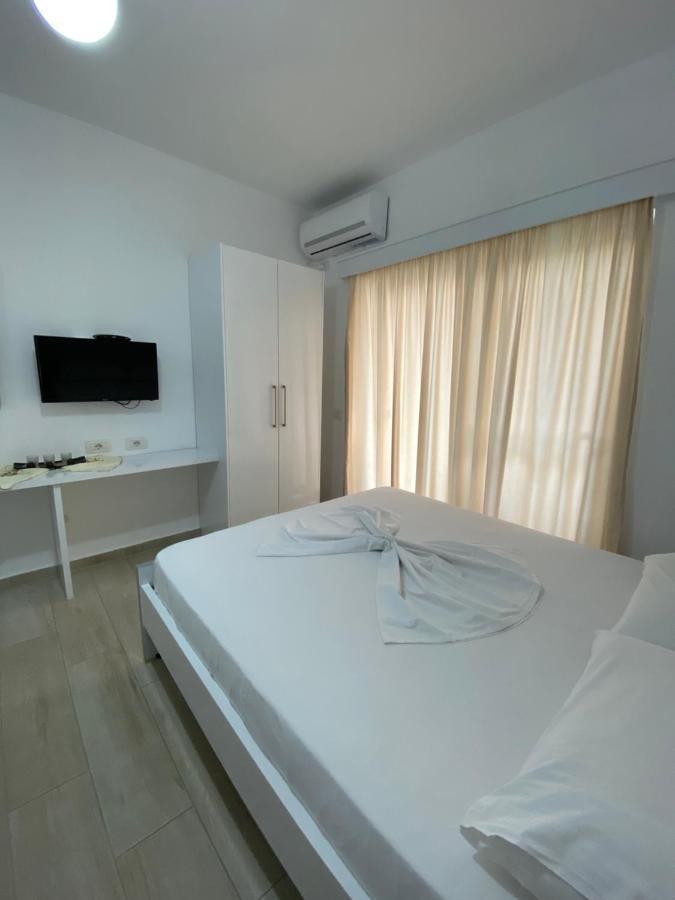 Hotel Andrea Sarandë エクステリア 写真