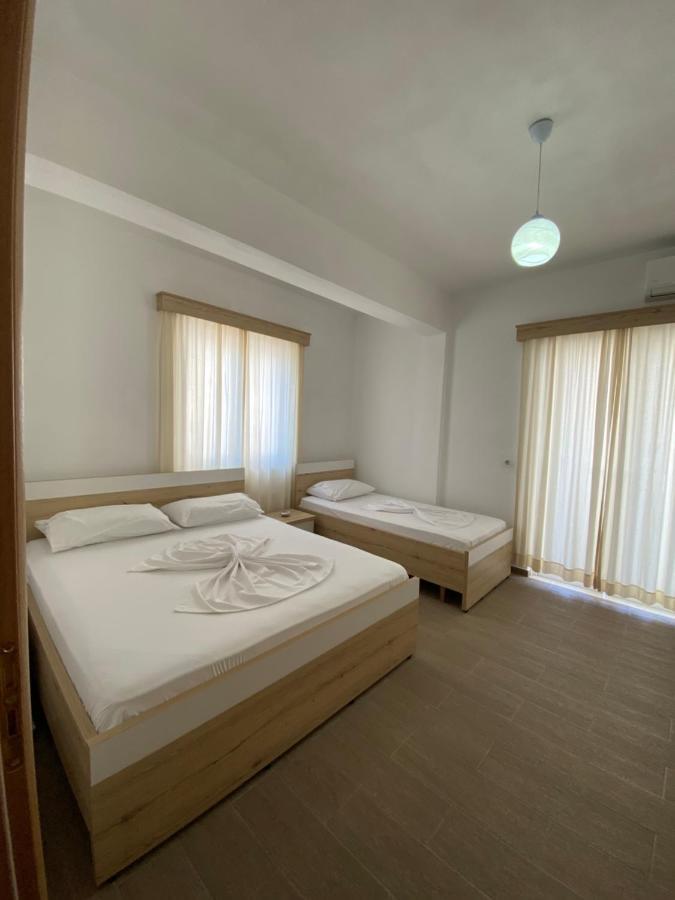 Hotel Andrea Sarandë エクステリア 写真
